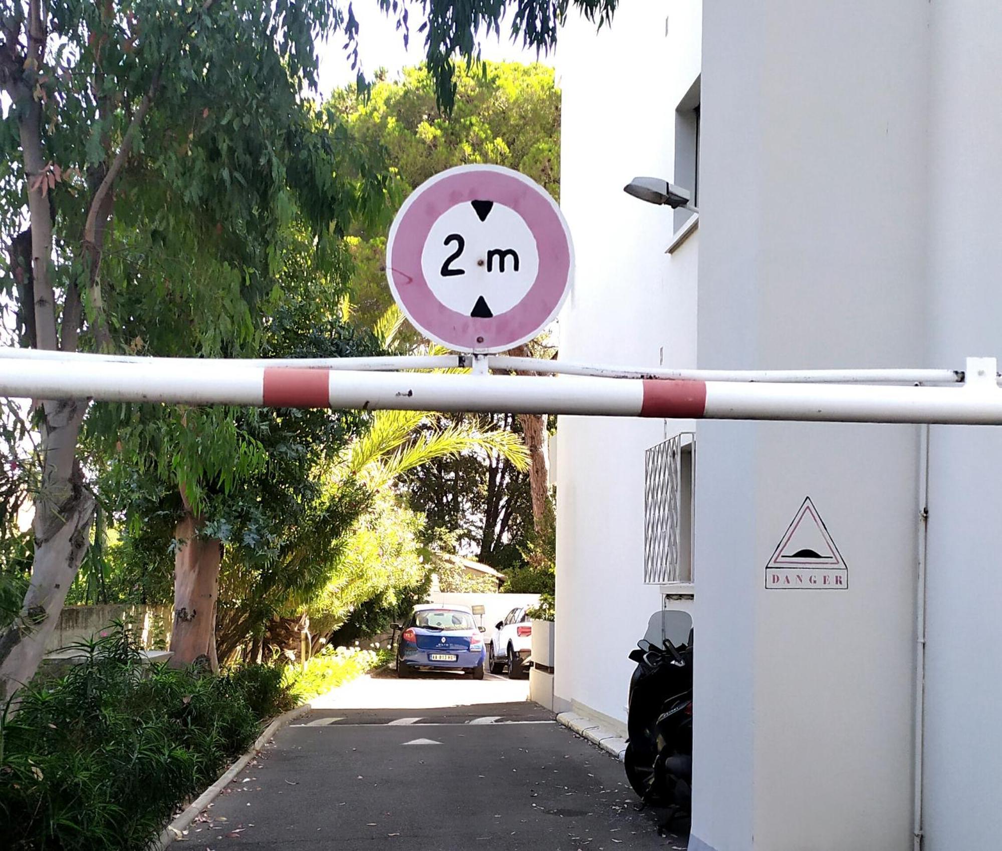 Grand Studio Climatise En Bord De Mer Avec Parking Securise Golfe-Juan Bagian luar foto