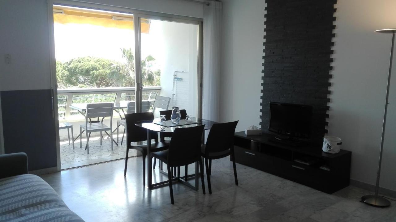 Grand Studio Climatise En Bord De Mer Avec Parking Securise Golfe-Juan Bagian luar foto