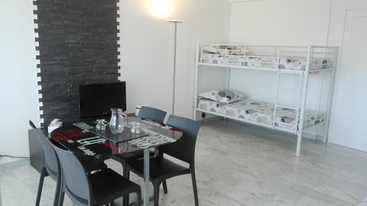 Grand Studio Climatise En Bord De Mer Avec Parking Securise Golfe-Juan Bagian luar foto