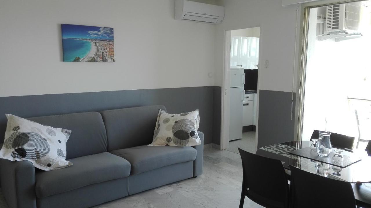 Grand Studio Climatise En Bord De Mer Avec Parking Securise Golfe-Juan Bagian luar foto
