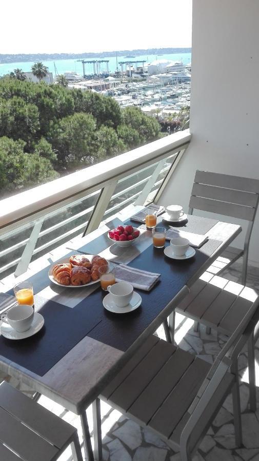 Grand Studio Climatise En Bord De Mer Avec Parking Securise Golfe-Juan Bagian luar foto